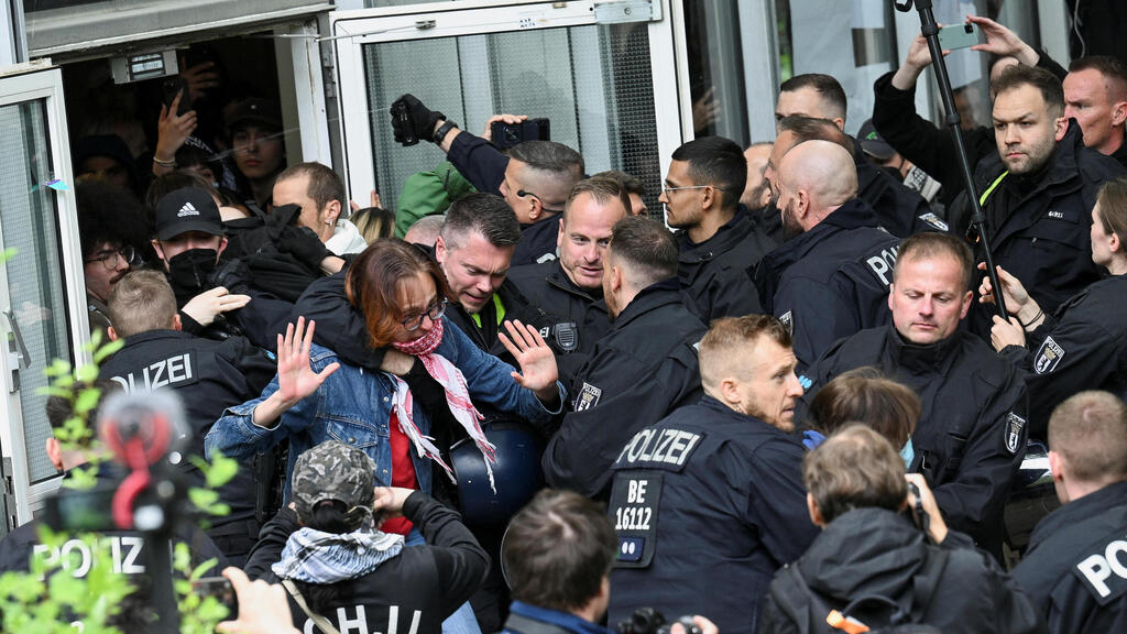 מפגינים פרו פלסטינים עימותים האוניברסיטה החופשית של ברלין גרמניה אוניברסיטה