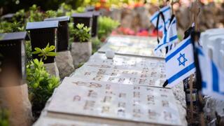 משפחות שכולות עולות להר הרצל לקראת טקס יום הזיכרון