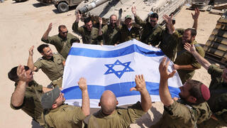 חיילי מילואים בברכת יום עצמאות שמח