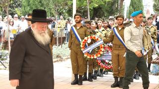 טקס יום הזיכרון בבית העלמין הצבאי ברחובות