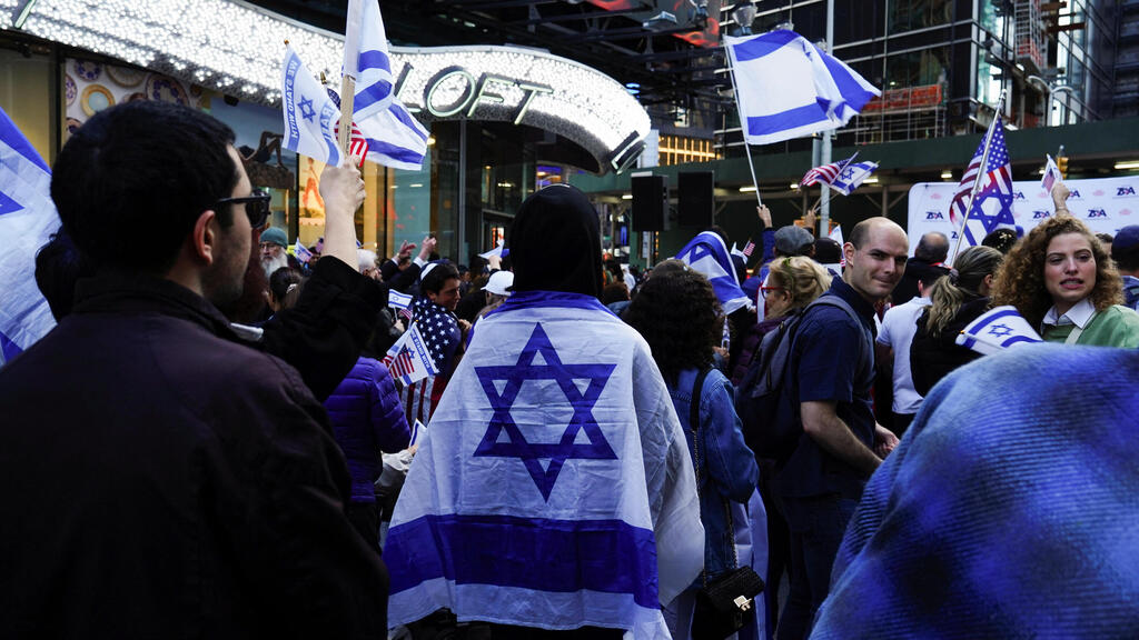 Celebrating Israeli independence day in New York (photo: REUTERS/Bing Guan) חוגגים את יום העצמאות בטיימס סקוור בניו יורק