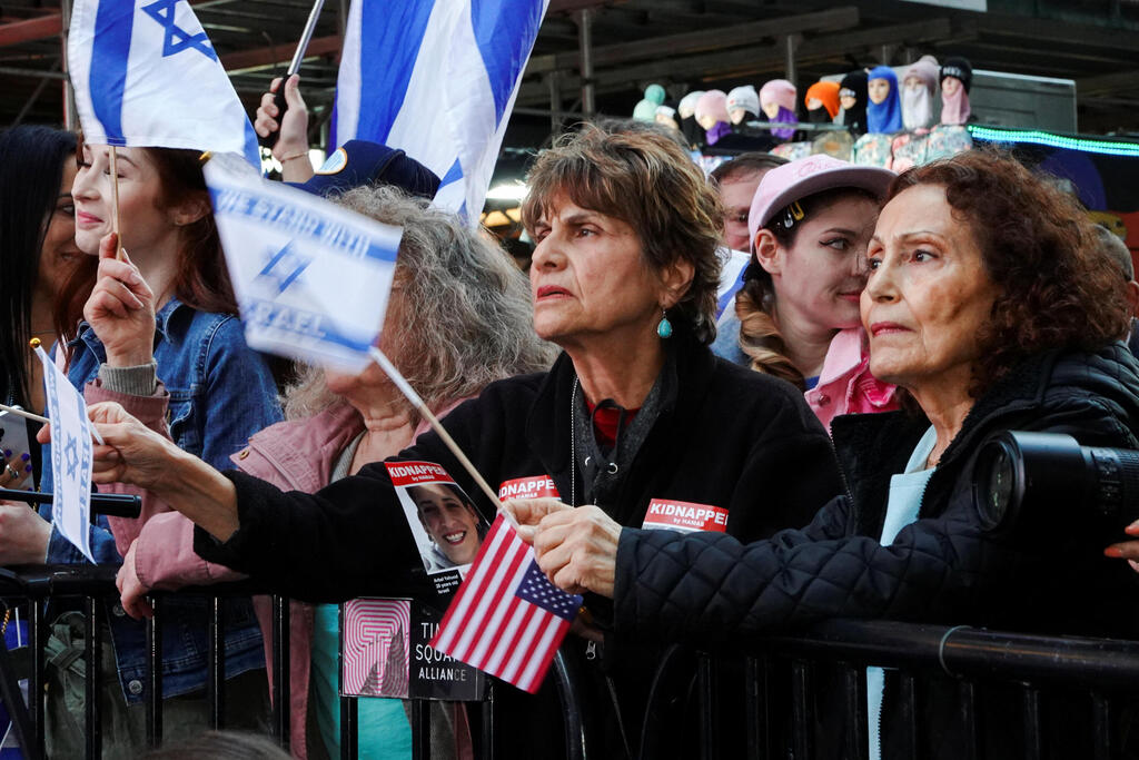 Celebrating Israeli independence day at Times Square, New York (photo: REUTERS/Bing Guan) חוגגים את יום העצמאות בטיימס סקוור בניו יורק