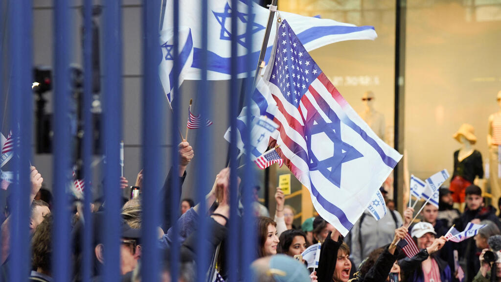 Significant discrimination against Israelis and Jews in US job market (Photo: Reuters/Bing Guan) חוגגים את יום העצמאות בטיימס סקוור בניו יורק