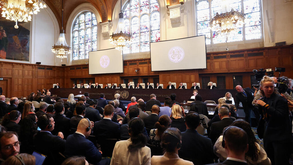 International Court of Justice in the Hague hears accusations against Israel (Photo:Yves Herman / Reuters) משלחות דרום אפריקה וישראל בבית הדין הבינלאומי לצדק