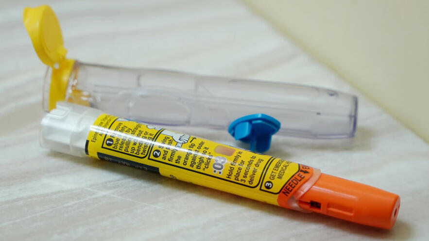 Адреналиновый шприц EpiPen (Фото: Erin Deleon, shutterstock) מזרק אפיפן