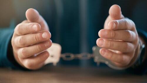 Врач-ортодокс насиловал собственных дочерей в течение 23 лет (Фотоиллюстрация: shutterstock) Врач-ортодокс насиловал собственных дочерей в течение 23 лет