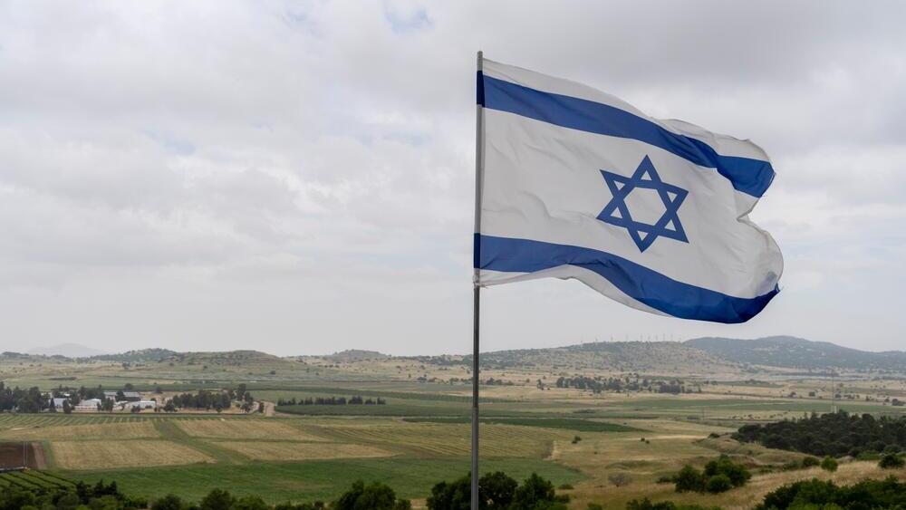 דגל ישראל על רקע הרי הגולן