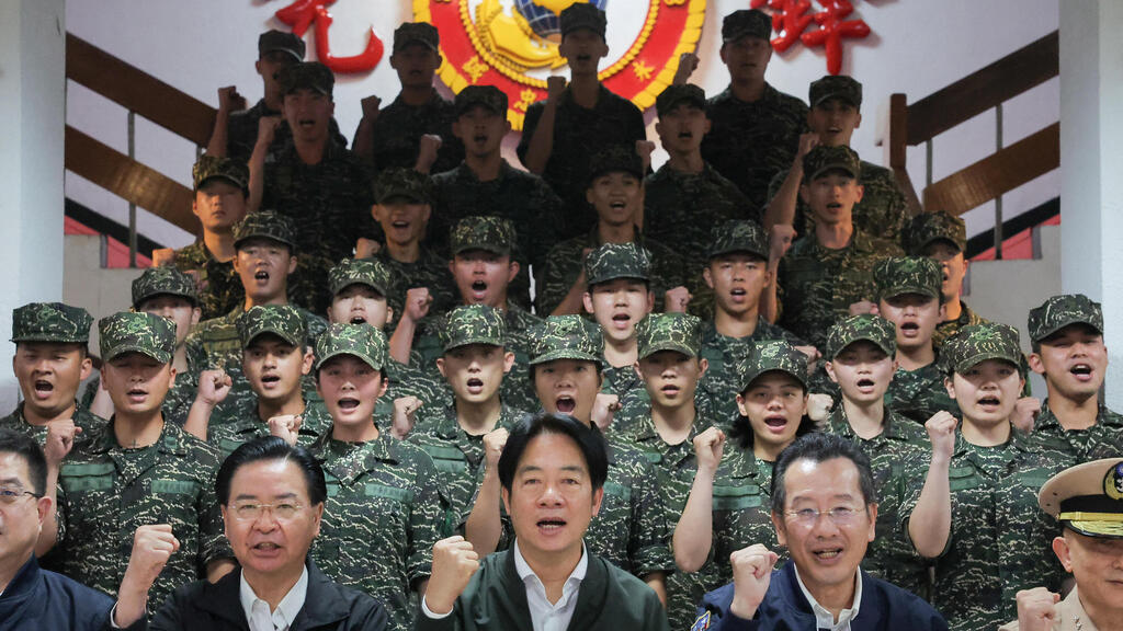 Taiwanese President Lai Ching-te visits a military base during Chinese military drills near the island, about two years ago (Photo: Ann Wang/ Reuters) נשיא טייוואן לאי צ'ינגדה ( וויליאם לאי ) מבקר בבסיס צבאי בצל תרגיל שבו פתח צבא סין בסמוך לאי