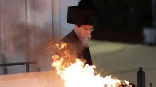  האדמו"ר מבויאן, רבי נחום דב ברייאר, מדליק את המדורה במירון