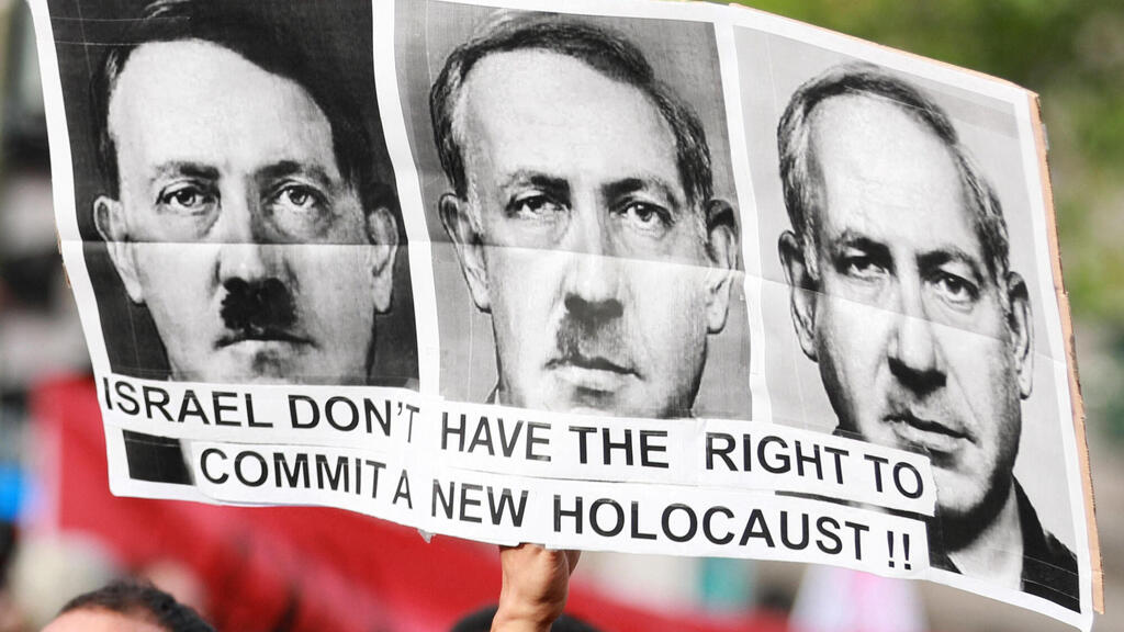 A protest outside the Israeli Embassy in Paris (Photo: Sami KARAALI / AFP) מחאות פרו-פלסטיניות מחוץ לשגרירות ישראל פריז צרפת