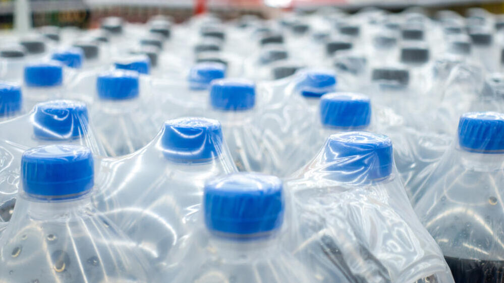 Single-use plastic water bottles. Use only when necessary (Photo: Shutterstock) מים מינרלים