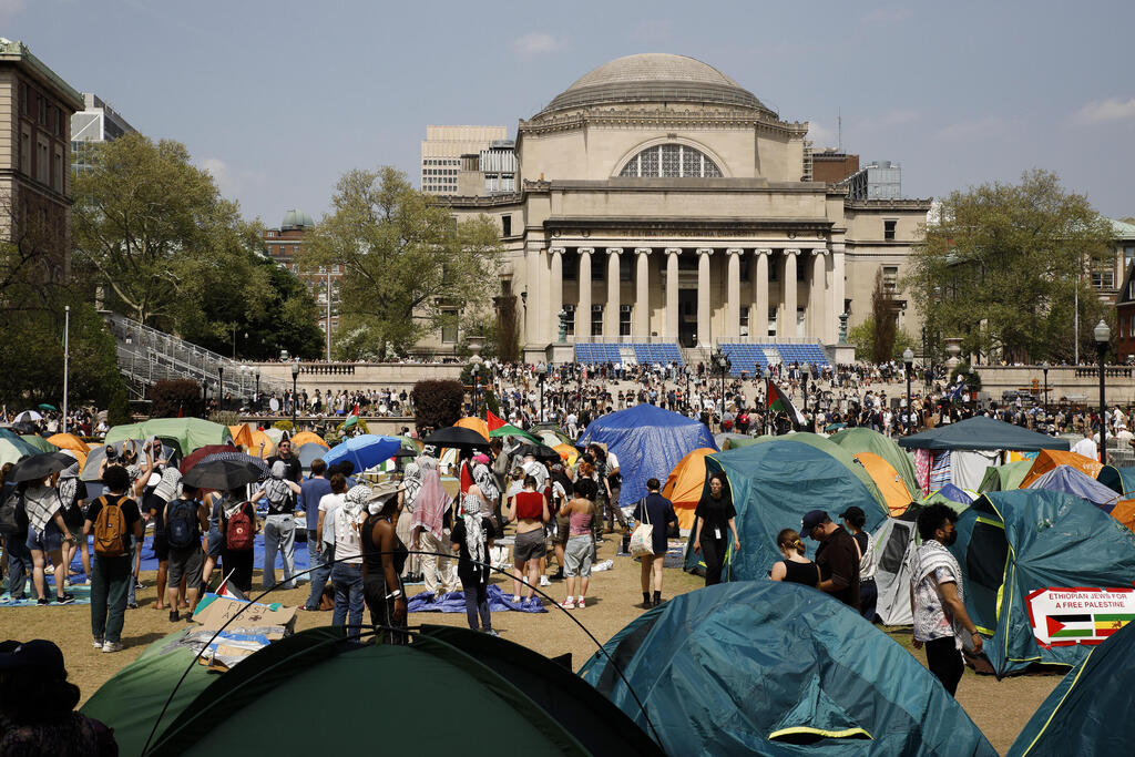 Pro-Palestinian protest encampment at Columbia University (Photo: AP/Stefan Jeremiah) מפגינים פרו פלסטינים באוניברסיטת קולומביה