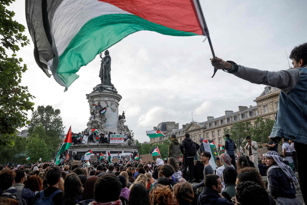 מחאות פרו-פלסטיניות "קץ לרצח העם" בכיכר הרפובליקה פריז צרפת