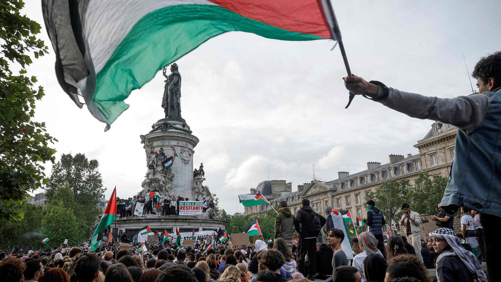 מחאות פרו-פלסטיניות "קץ לרצח העם" בכיכר הרפובליקה פריז צרפת