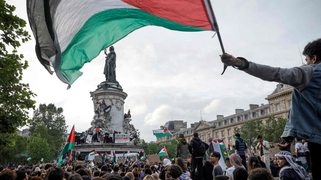 Pro-Palestinian march in Paris (Photo: Geoffroy Van Der Hasselt / AFP) מחאות פרו-פלסטיניות "קץ לרצח העם" בכיכר הרפובליקה פריז צרפת