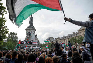 מחאות פרו-פלסטיניות "קץ לרצח העם" בכיכר הרפובליקה פריז צרפת