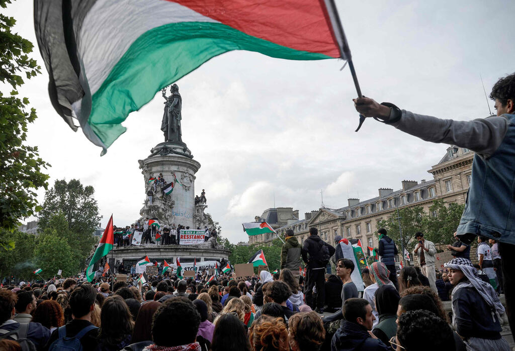 Pro-Palestinian demonstration in Paris (Photo: Geoffroy Van Der Hasselt / AFP) מחאות פרו-פלסטיניות "קץ לרצח העם" בכיכר הרפובליקה פריז צרפת
