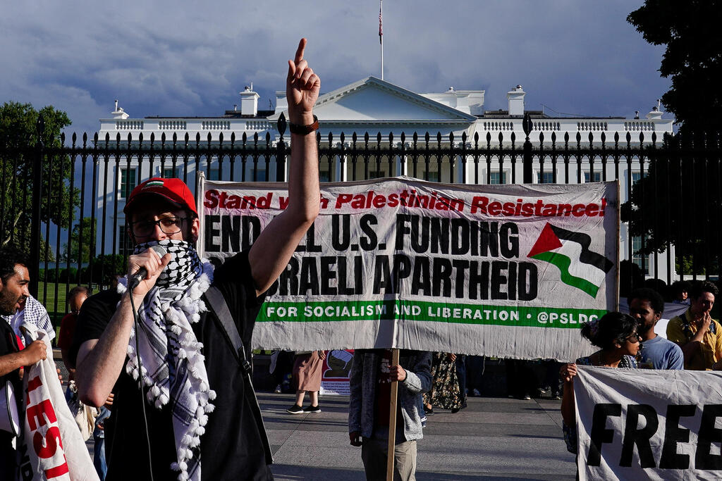 Pro-Palestinian protests outside the White House, Washington, D.C. (Photo: REUTERS/Elizabeth Frantz) מחאות פרו-פלסטיניות מול הבית הלבן וושינגטון, ארה"ב