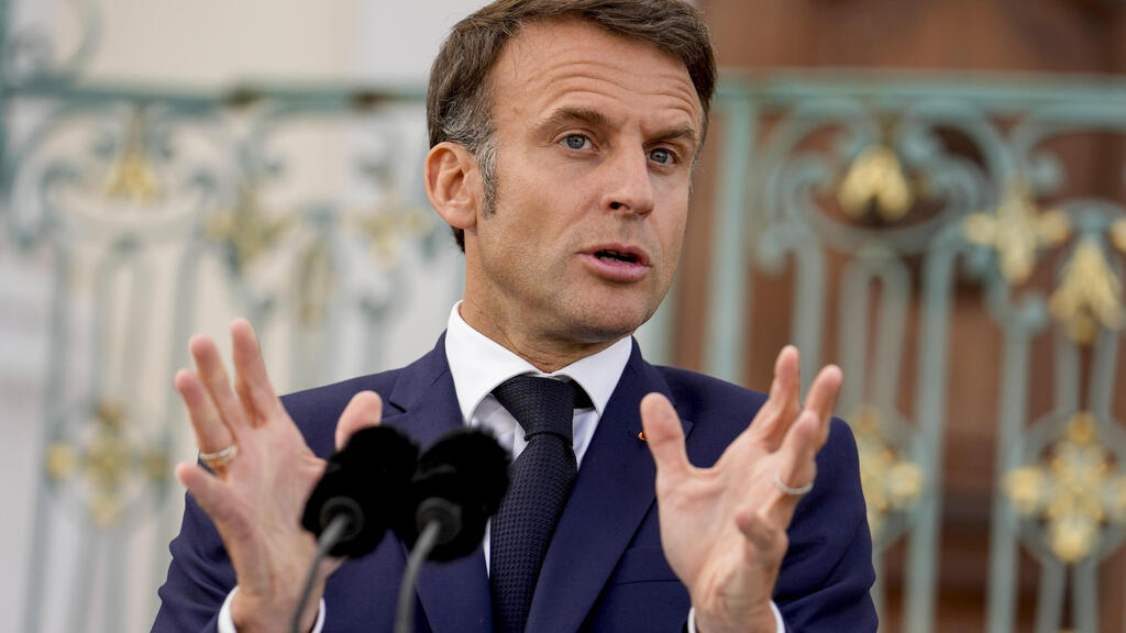 Эммануэль Макрон (Фото: AP /Ebrahim Noroozi) נשיא צרפת עמנואל מקרון עם קנצלר גרמניה אולף שולף מסיבת עיתונאים בברנדנבורג