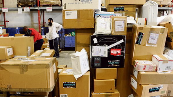 Почта в Израиле (Фото: Юваль Хен) חבילות ב מחסן משלוחים של דואר ישראל ב נתבג