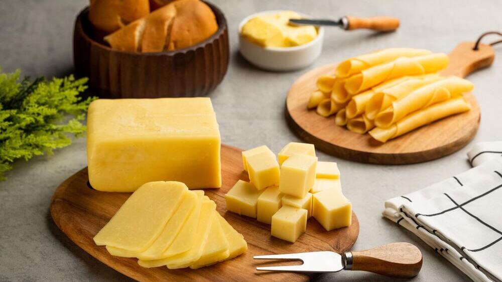 Cow’s milk and cream contain more lactose, while hard cheeses and goat milk are considered easier to digest (Photo: Shutterstock) מוצרי חלב גבינה חלב