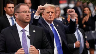 טראמפ מניף אגרוף מחוץ לבית משפט ב ניו יורק ארה"ב אחרי הרשעתו בפרשת דמי השתיקה ל סטורמי דניאלס