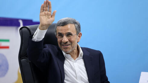 נשיא איראן לשעבר מחמוד אחמדינג'אד מגיש מועמדות בחירות ל נשיאות
