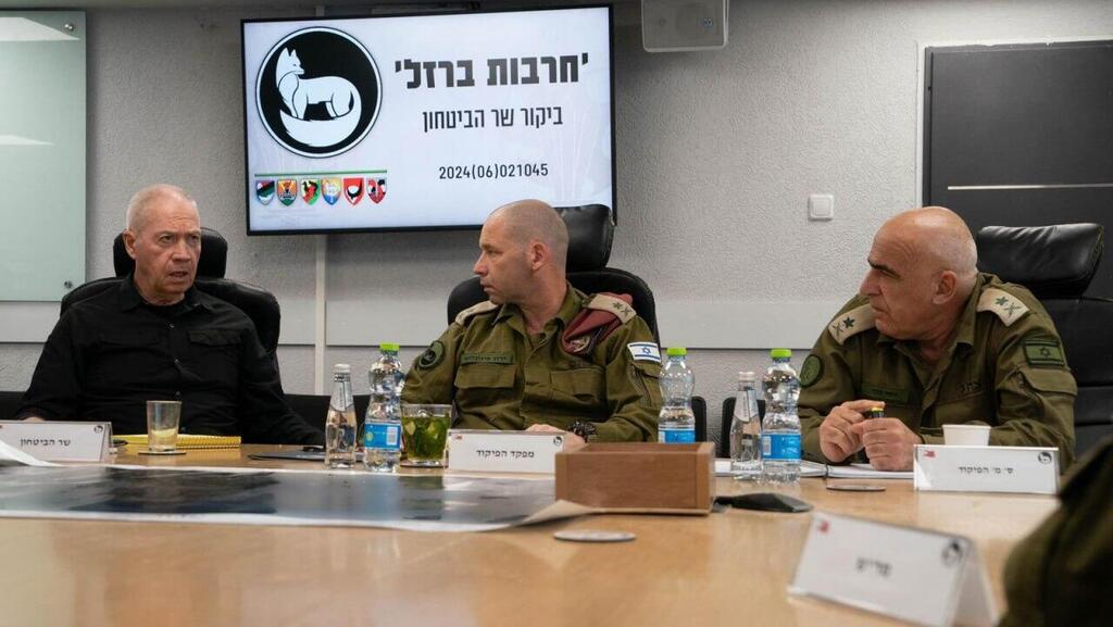 Йоси Бахар (справа), Ярон Финкельман в центре (Фото: Ариэль Хермони, минобороны) שר הביטחון יואב גלנט, מקיים דיון מבצעי במפקדת פיקוד הדרום