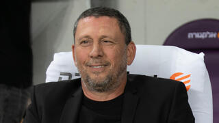 דן רומן כעוזרו של ניר קלינגר בהפועל ת"א