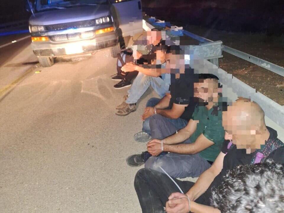 שוהים בלתי חוקיים עוברים את חומת ההפרדה בקו התפר במזרח לכיש סמוך לישוב אליאב