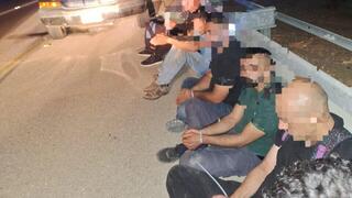 שוהים בלתי חוקיים עוברים את חומת ההפרדה בקו התפר במזרח לכיש סמוך לישוב אליאב