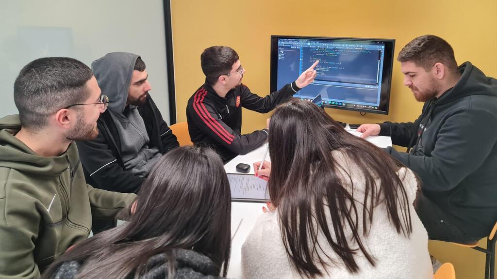 Students at ORT College (Photo: Courtesy of ORT College) סטודנטים להנדסה במכללת אורט