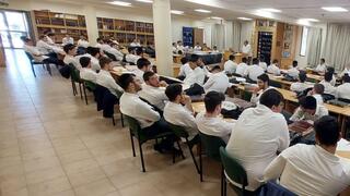 תלמידים בישיבה