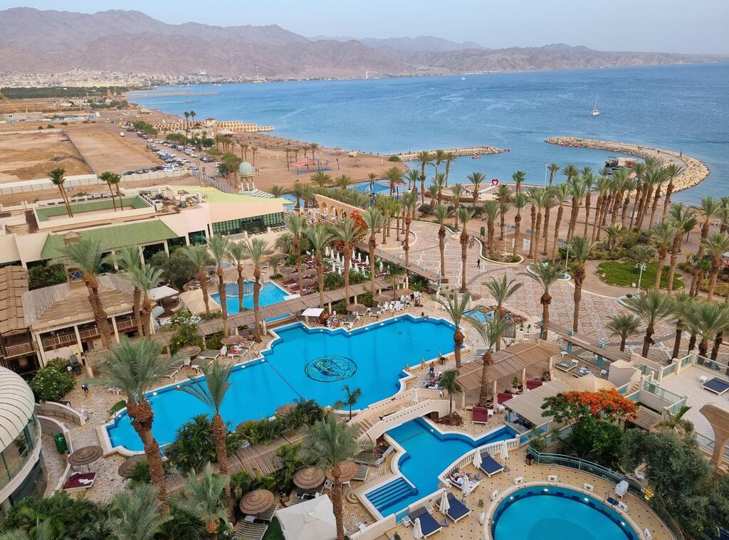 יצאנו לבדוק את חיי הלילה של אילת