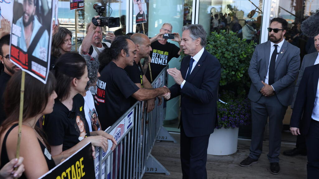 הפגנה למען השבת החטופים מול מלון קמפינסקי בזמן פגישת בלינקן הרצוג בתל אביב