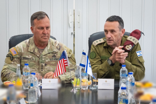 הגנרל מייקל אריק קורילה בפגישה עם הרמטכ"ל הרצי הלוי