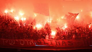 אבוקות ביציע האדום