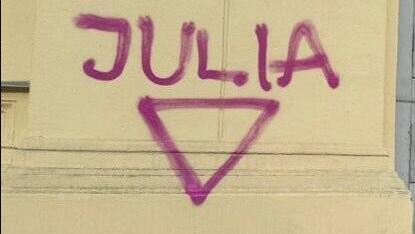    פעילים פרו פלסטינים מרססים משולש אדום הפוך בברלין