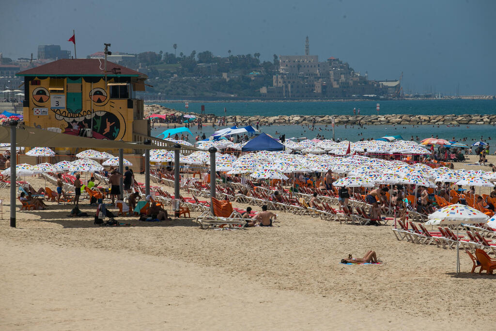 מבלים בחופי תל אביב בגל החום הקיצוני