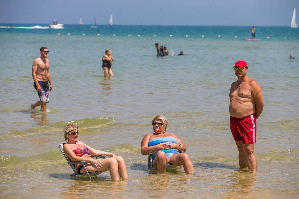מבלים בחופי תל אביב בגל החום הקיצוני