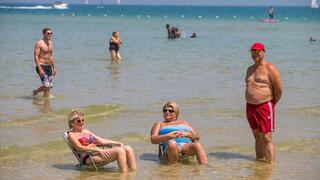 מבלים בחופי תל אביב בגל החום הקיצוני