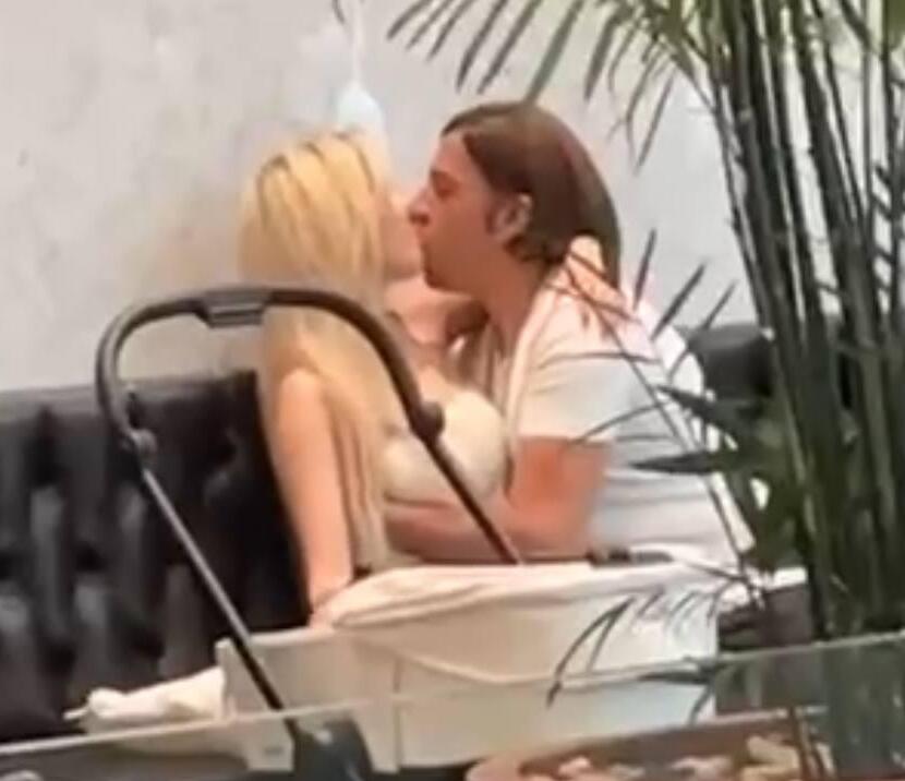 פפראצי אליקו לירז נשיקה לוהטת בקניון