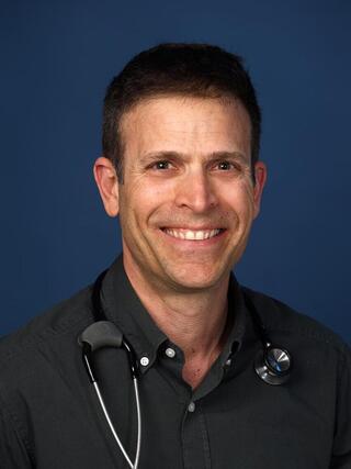 פרופ' אייל לשם מומחה למחלות זיהומיות