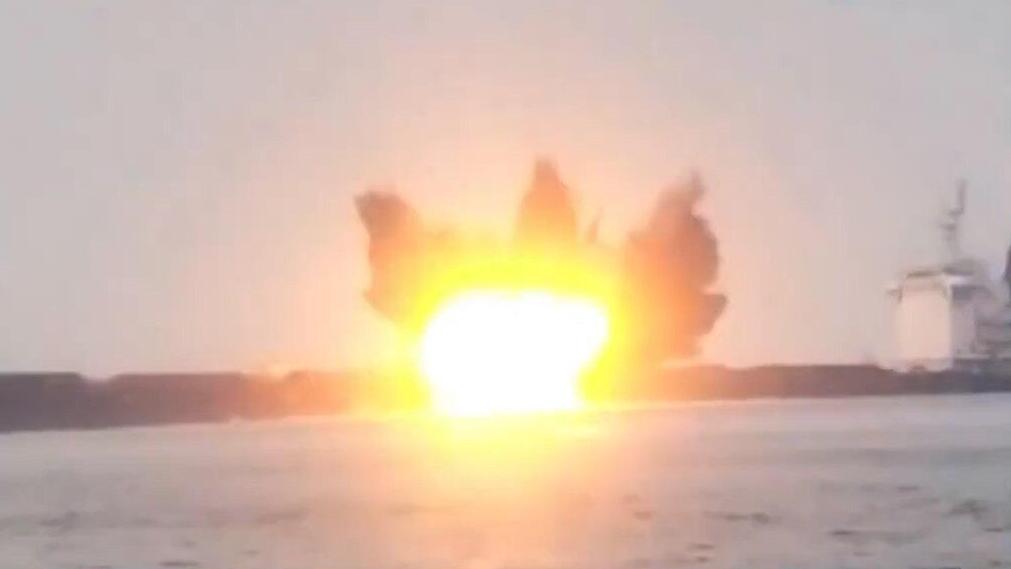 Yemen's Houthi rebels attack a commercial ship in the Red Sea (Photo: Screengrab) תיעוד: החות'ים תקפו את הספינה Tutor בים האדום