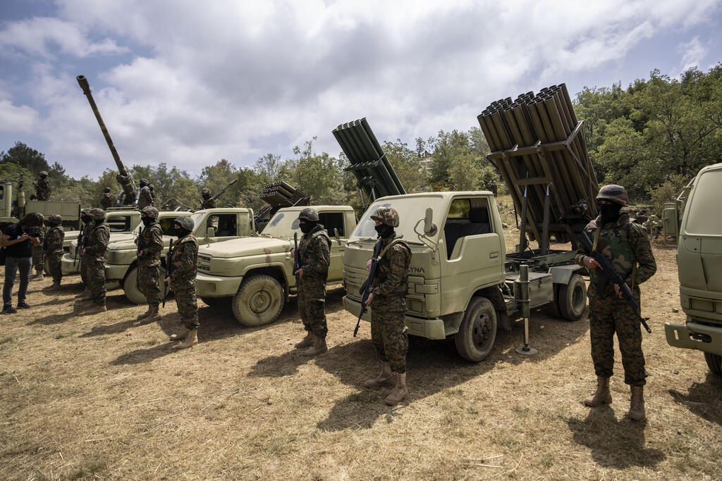 Hezbollah fighters (Photo: AP /Hassan Ammar) חיילים של חיזבאללה בזמן אימון