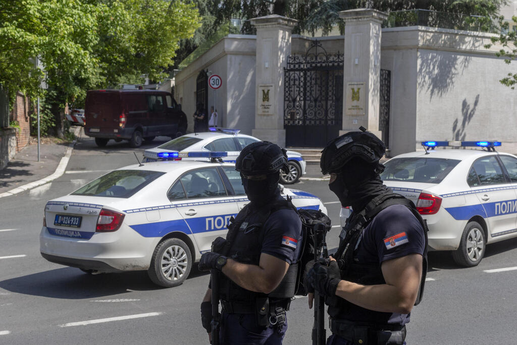 Serbian security forces outside the Israeli Embassy in Belgrade following a previous attempted attack in June 2024 (Photo: AP /Marko Drobnjakovic) הזירה בבלגרד