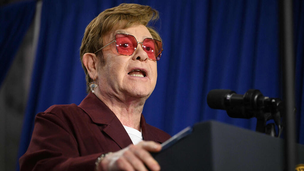 אלטון ג'ון לצד נשיא ארה"ב ג'ו ביידן באירוע למען זכויות להט"ב במרכז סטונוול ב ניו יורק