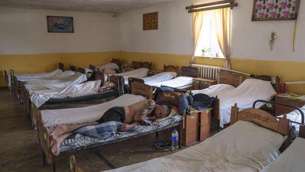 Prisoners in a Ukrainian prison (Photo: AP Photo/Evgeniy Maloletka) אוקראינה אסירים כלא דניפרופטרובסק גיוס לצבא
