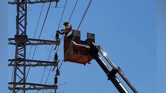 חברת החשמל העזתית האריכה כבלים ברחוב סלאח א-דין כדי להפעיל את מתקן התפלת המים והביוב ממערב לדיר אלבלח ישירות מהחשמל הישראלי