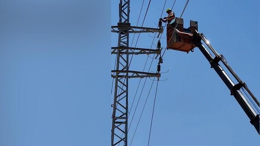 חברת החשמל העזתית האריכה כבלים ברחוב סלאח א-דין כדי להפעיל את מתקן התפלת המים והביוב ממערב לדיר אלבלח ישירות מהחשמל הישראלי